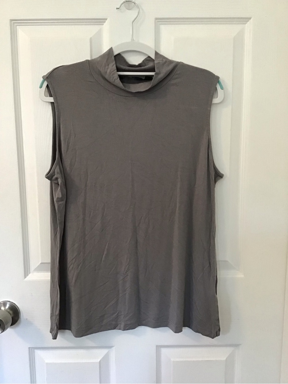 NWOT! G by Giuliana Sleeveless Mock Neck Tank - Gray